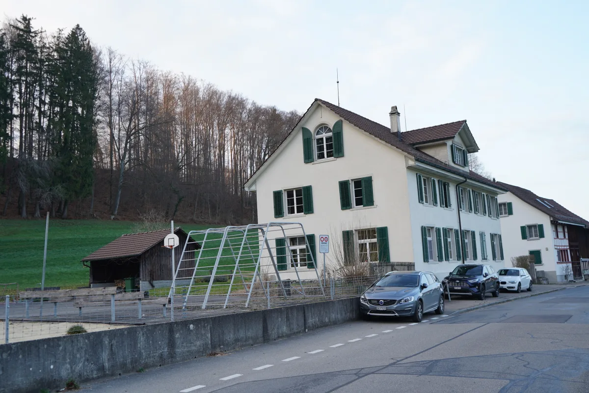 Das alte Schulhaus in Neschwil von aussen.